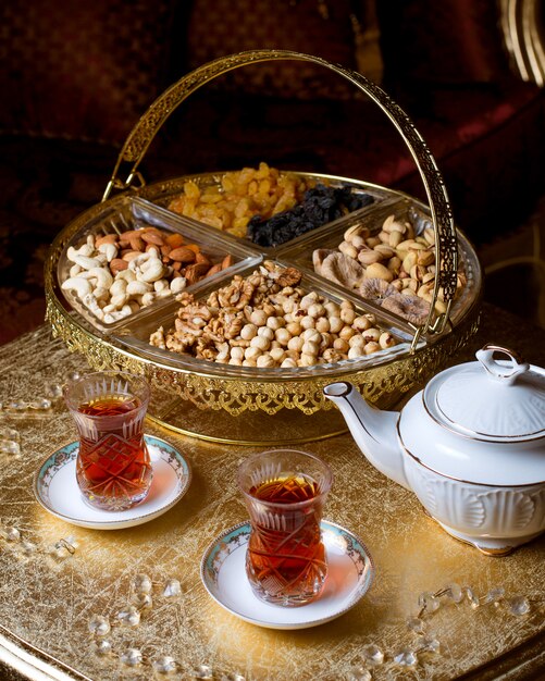 Tradycyjny zestaw do herbaty na stole