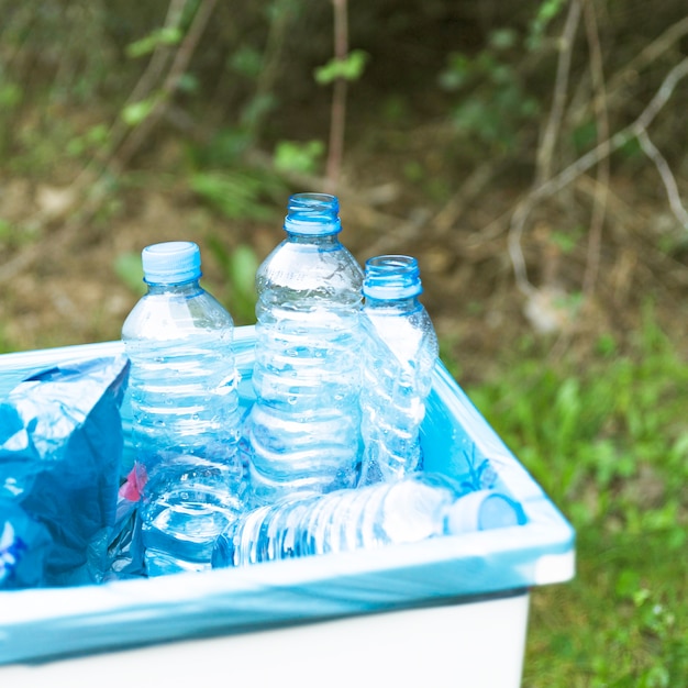 Trashcan z plastikowym śmieci na zewnątrz