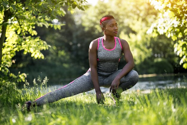 Trawa stwarzaj? Joga dziewczyna fizyczne jogging