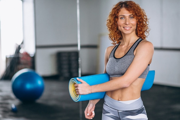 Trener Fitnessu Jogi Na Siłowni