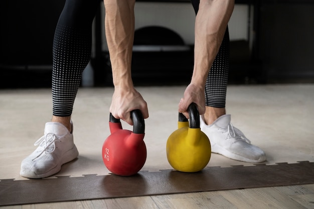 Trening mężczyzn z podnoszeniem ciężarów