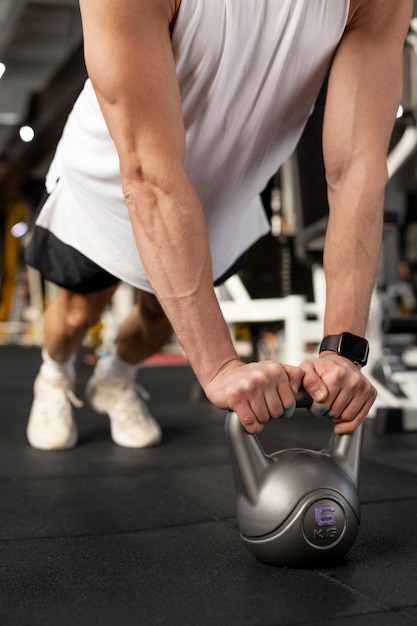 Bezpłatne zdjęcie trening rąk z kettlebell z bliska