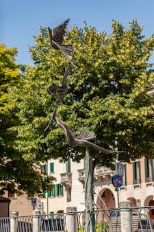 Treviso, włochy 13 sierpnia 2020: posąg ptaka w treviso we włoszech