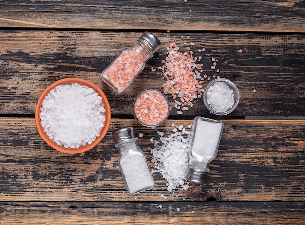 Bezpłatne zdjęcie trochę soli morskiej i himalajskiej w miskach i wydobywających się z solniczek