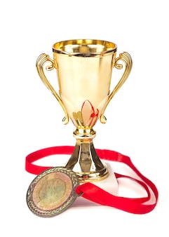 Trofea puchary medale na białym tle trofeum jest namacalnym i trwałym przypomnieniem