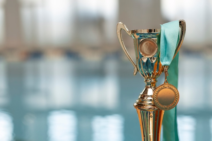 Bezpłatny plik Zdjęcie trofeum piłki wodnej przy basenie