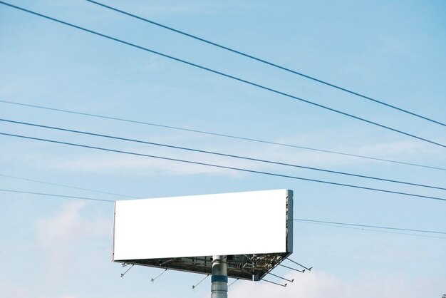 Trójkąt billboard pod drutami