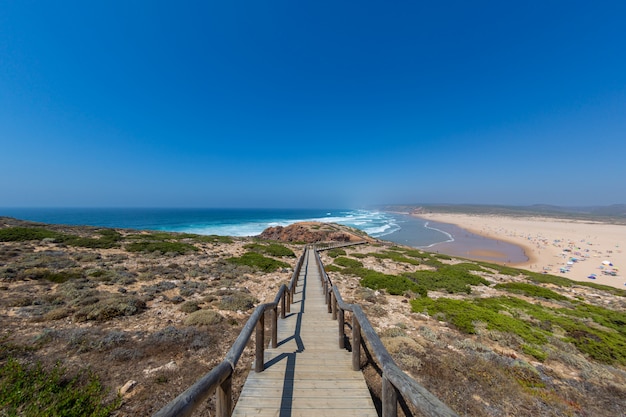 Tropikalna plaża idealna na letnie popołudnia w Algarve w Portugalii