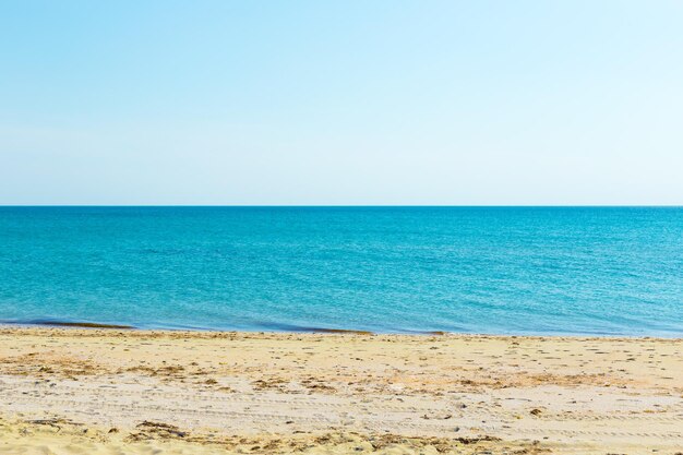 Tropikalna plaża z tłem letnich wakacji z piaskiem