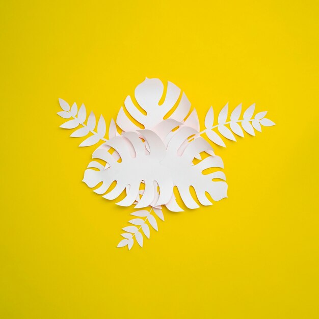 Tropikalny monstera w stylu cięcia papieru na żółtym tle