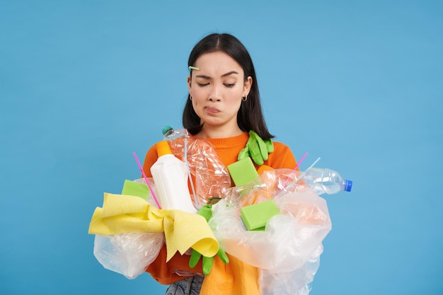 Troszcząca Się O Naturę Młoda Kobieta Trzymająca Plastikowe Butelki I Wolontariusze Zajmująca Się Odpadami Zbierała śmieci I Nosiła