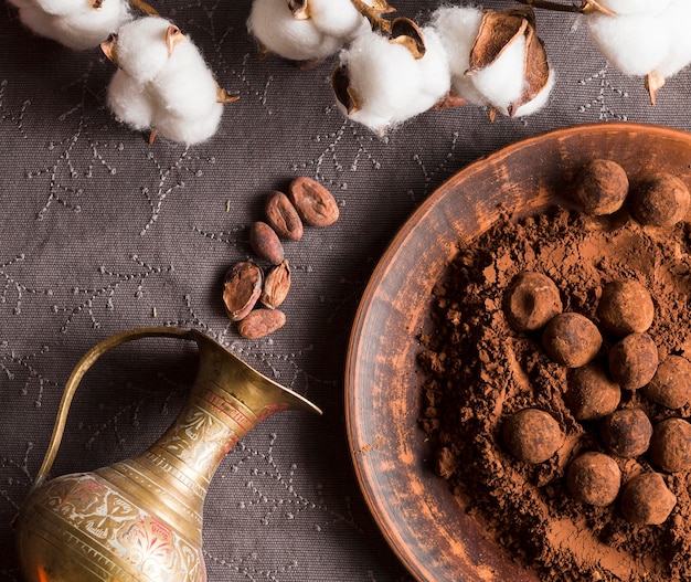 Trufle czekoladowe leżące płasko w proszku kakaowym