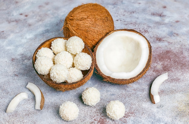 Bezpłatne zdjęcie trufle kokosowe i białej czekolady z pół kokosem