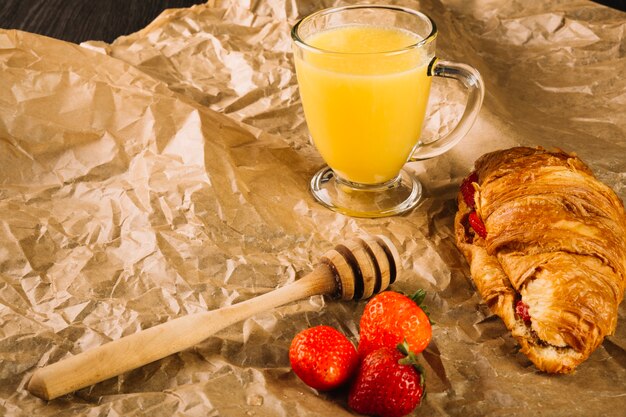 Truskawki w pobliżu croissant i sok