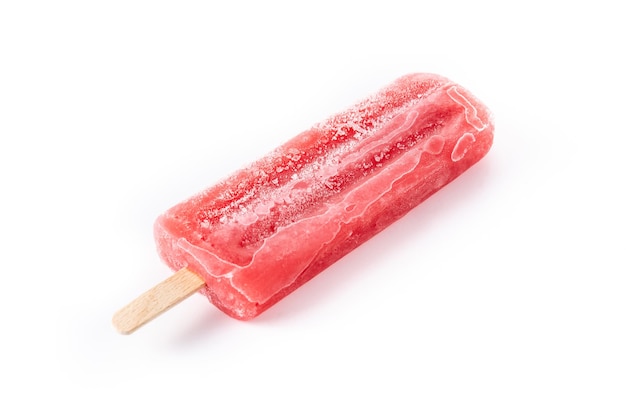 Truskawkowy popsicle na białym tle