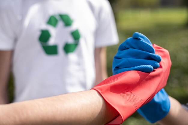 Trzech mężczyzn przy zbieraniu plastikowych śmieci w zanieczyszczonym parku