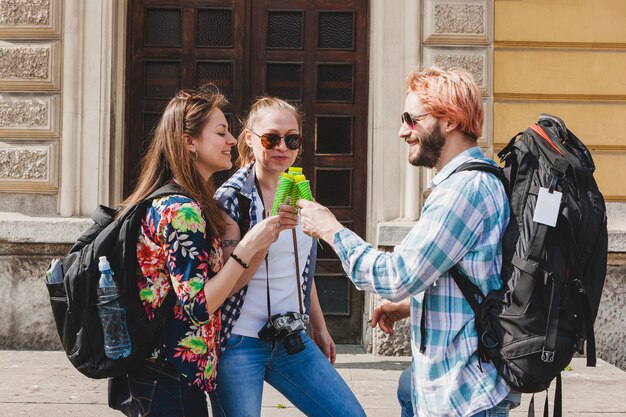 Trzech turystów jedzenia lodów
