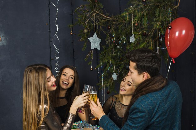 Trzech znajomych świętujących 2018 z szampanem