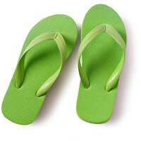 Trzepnięcie klapy plaży butów zieleń odizolowywająca na białym tle