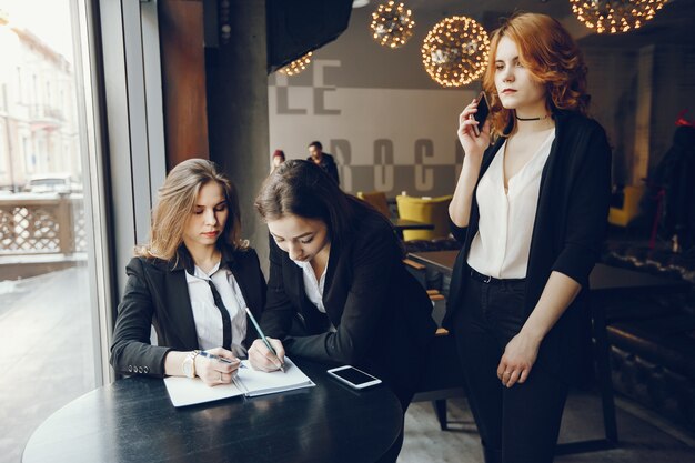 trzy businesswomen w kawiarni