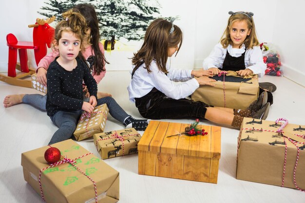 Trzy dziewczyny z pudełkami na prezenty
