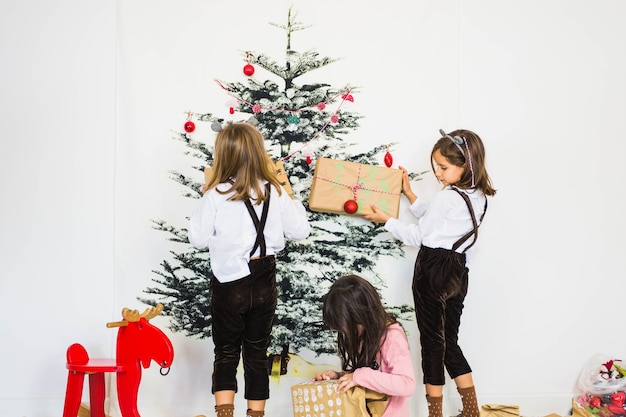 Bezpłatne zdjęcie trzy dziewczyny z pudełkami na prezenty