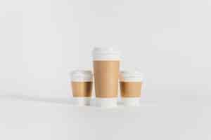 Bezpłatne zdjęcie trzy filiżanki kawy o różnych rozmiarach