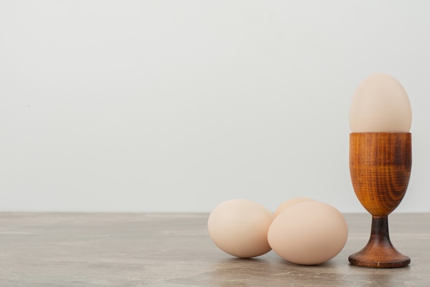 Bezpłatne zdjęcie trzy jajka na białej powierzchni