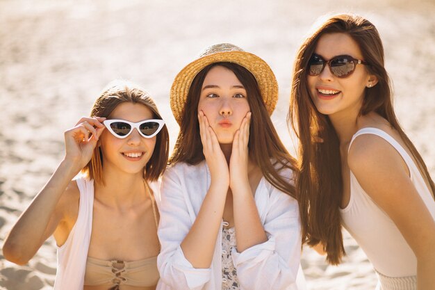 Trzy kobiety szczęśliwe na plaży