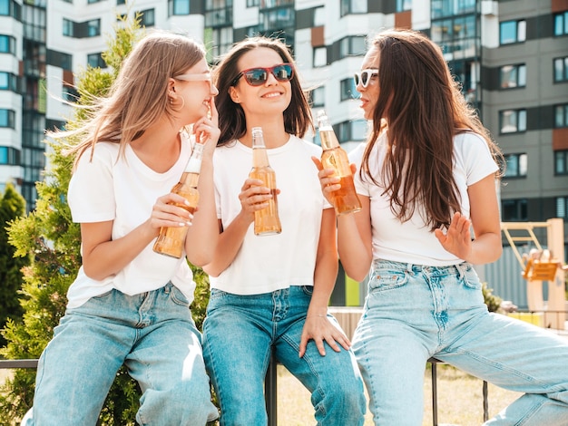 Trzy Młode Piękne Uśmiechnięte Kobiety Hipster W Modnych Letnich Ubraniach