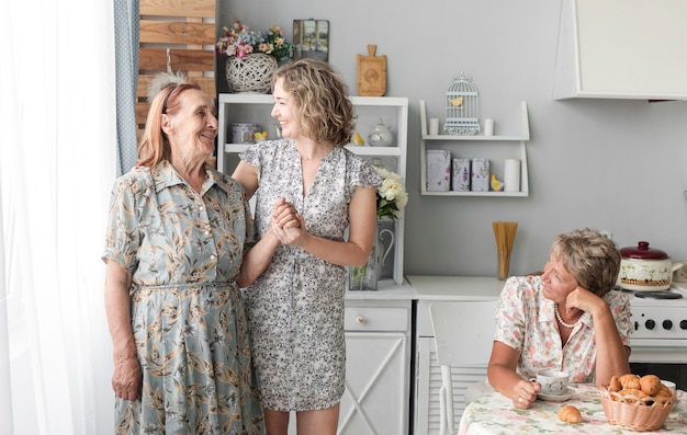 Bezpłatne zdjęcie trzy pokolenia kobiet w kuchni