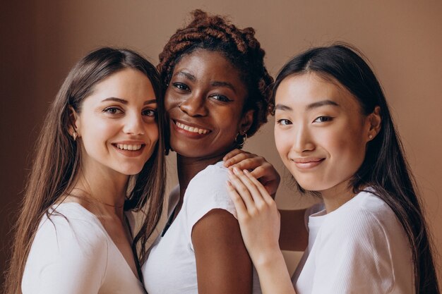 Trzy wielokulturowe dziewczyny razem