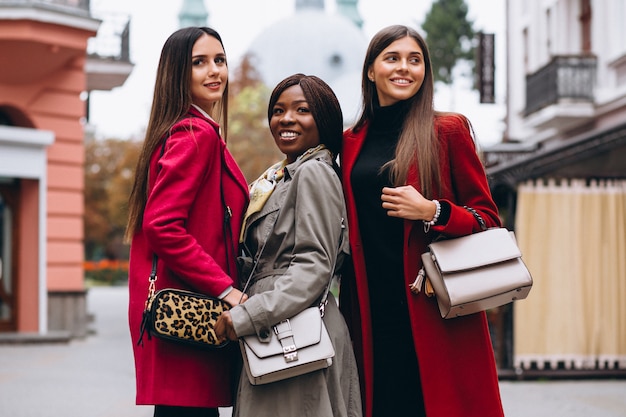 Trzy wielokulturowe kobiety na ulicy