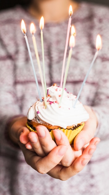 Bezpłatne zdjęcie trzymając się za ręce urodziny muffin