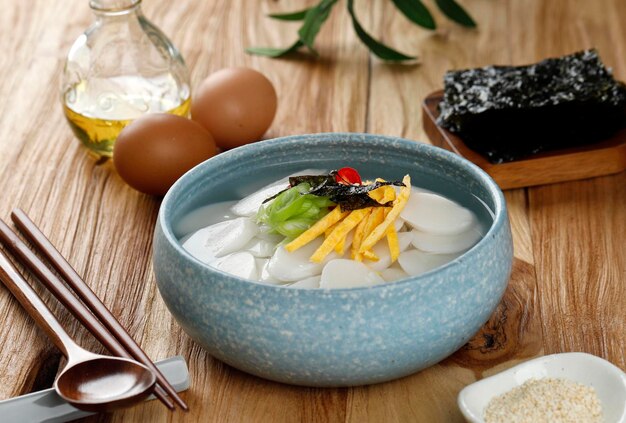 Tteokguk koreański nowy rok. tradycyjne świąteczne jedzenie, zupa z ciasta ryżowego.