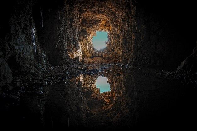 Tunel z brązowego betonu w ciągu dnia