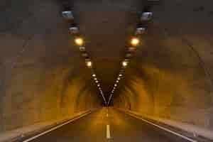 Bezpłatne zdjęcie tunel z punktu zbiegu