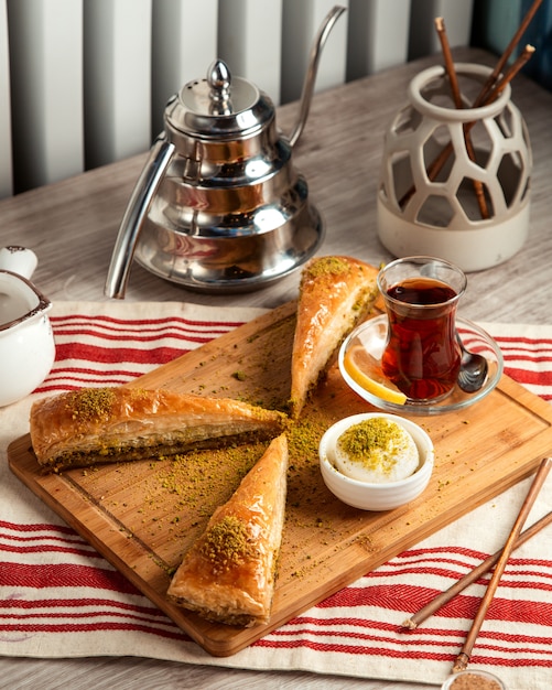 turecka pakhlava witg lody i herbata widok z boku