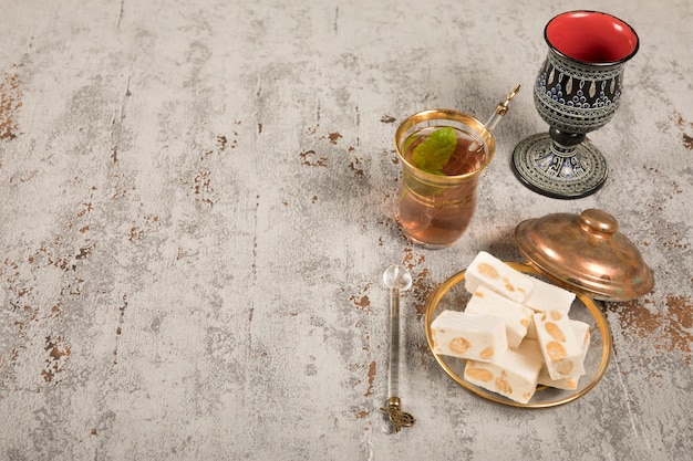 Bezpłatne zdjęcie turecka rozkosz z szklanką herbaty na stole