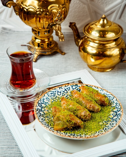 Bezpłatne zdjęcie turecki deser w kształcie trójkąta z pistacjami
