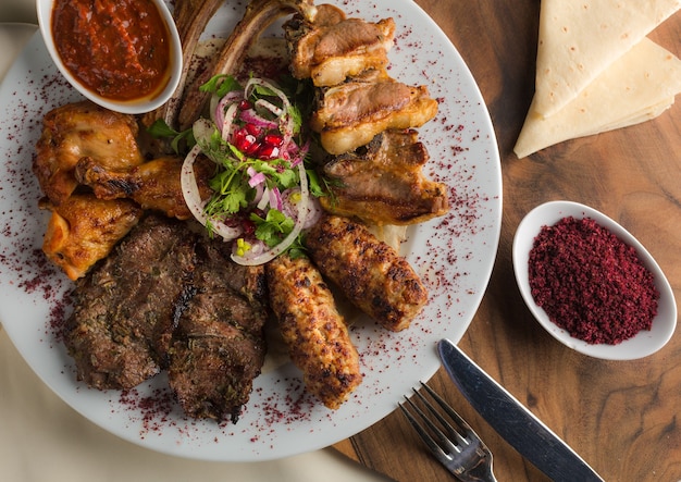 Turecki i arabski tradycyjny talerz kebab