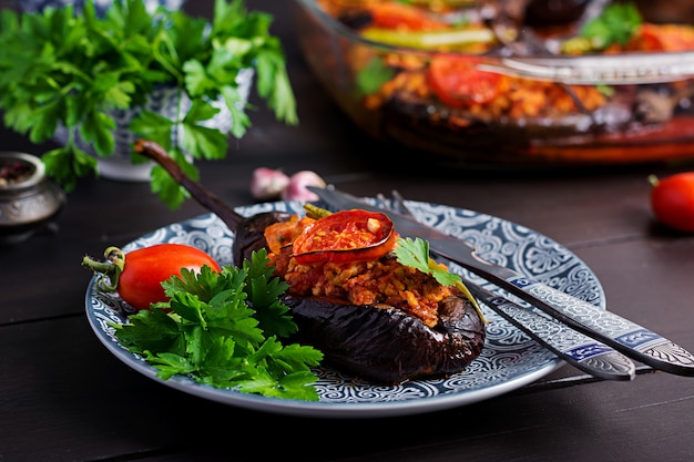 Tureckie faszerowane bakłażany z mieloną wołowiną i warzywami zapiekane z sosem pomidorowym