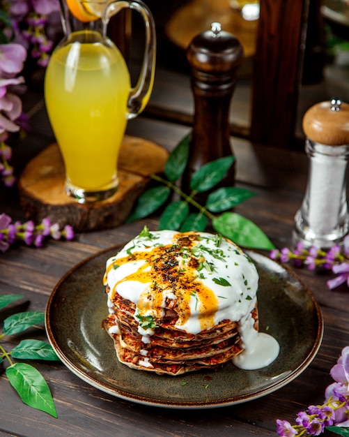 tureckie lahmacun podawane jako ciasto z sosem śmietanowym