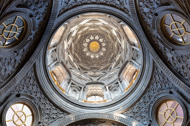 Turyn, włochy - około sierpnia 2021: kaplica całunu, 1694 autorstwa guariniego. jedno z najważniejszych świętych miejsc dla religii chrześcijańskiej