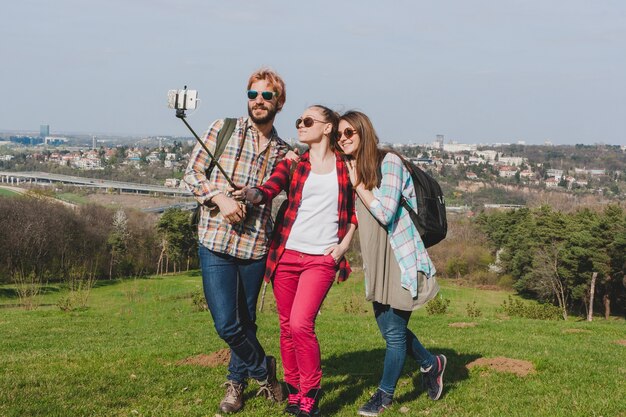 Turyści na wzgórzu biorąc selfie