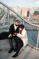 Bezpłatne zdjęcie turyści płci męskiej i żeńskiej sprawdzają swój smartfon w plenerze