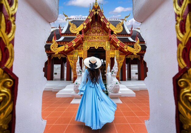 Turysta odwiedzający Wat Khua Khrae w Chiang Rai w Tajlandii