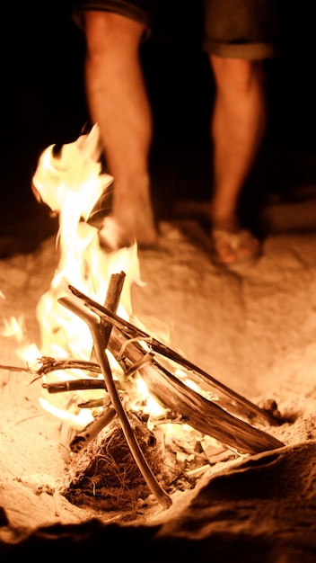 Bezpłatne zdjęcie turysta rozpala ogień na plaży