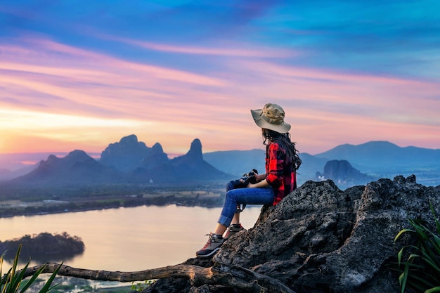 Turysta siedzący na punkcie widokowym Phu sub lek o zachodzie słońca Lopburi Thailand