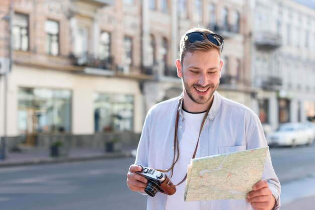 Turysta trzymając aparat i mapę